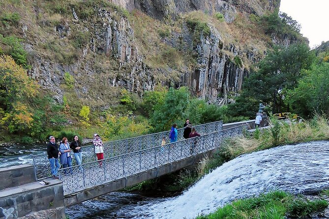 Guided tour: Khor Virap, Noravank Monastery, Areni, Jermuk - The guide makes the largest difference