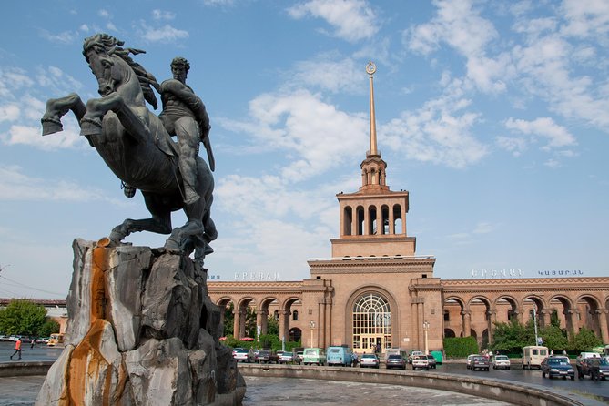 Private sightseeing and walking tour in Yerevan - Parliament and the city seen from Victory Park