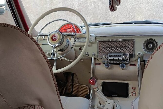 Retro KGB Tour: A Volga 21 Adventure in Yerevan's Soviet Past with photography - City-center stops: fountains, statues, and Soviet design