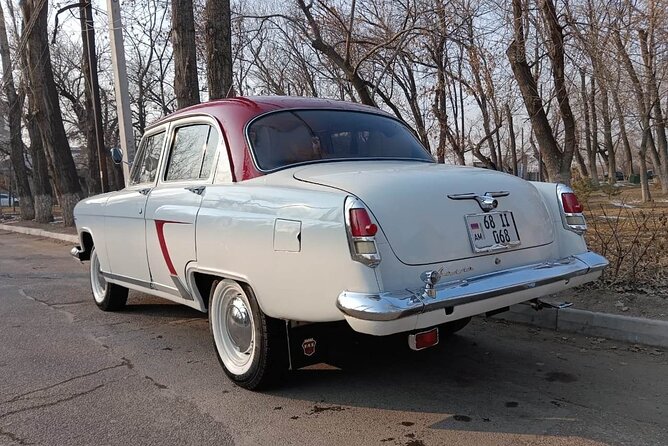 Retro KGB Tour: A Volga 21 Adventure in Yerevan's Soviet Past with photography - Vernissage Market and the Soviet treasure hunt